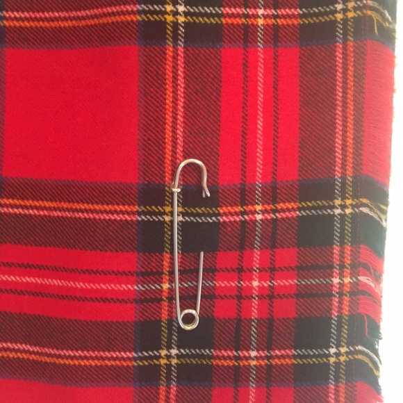 Beautiful plaid skirt. Made in Ireland 🇮🇪 - Picture 2 of 4